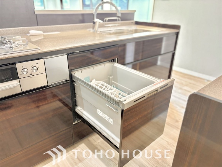 キッチン 無駄を削ぎ落としたミニマルなデザインが、空間に静謐な美しさをもたらします。研ぎ澄まされた感性を満たす場所です。