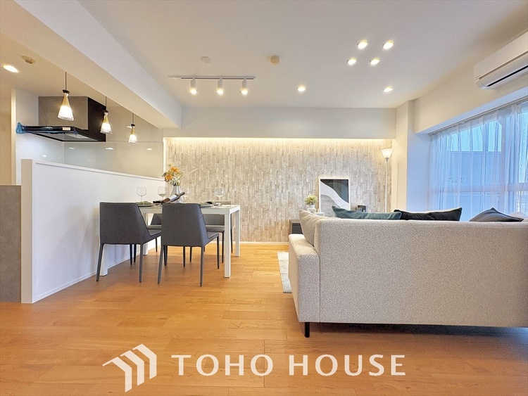 内装 高級感あふれる大きなリビングは、落ち着きと安心感を兼ね備えた優雅な空間。ご家族の暮らしに豊かさを添えます。