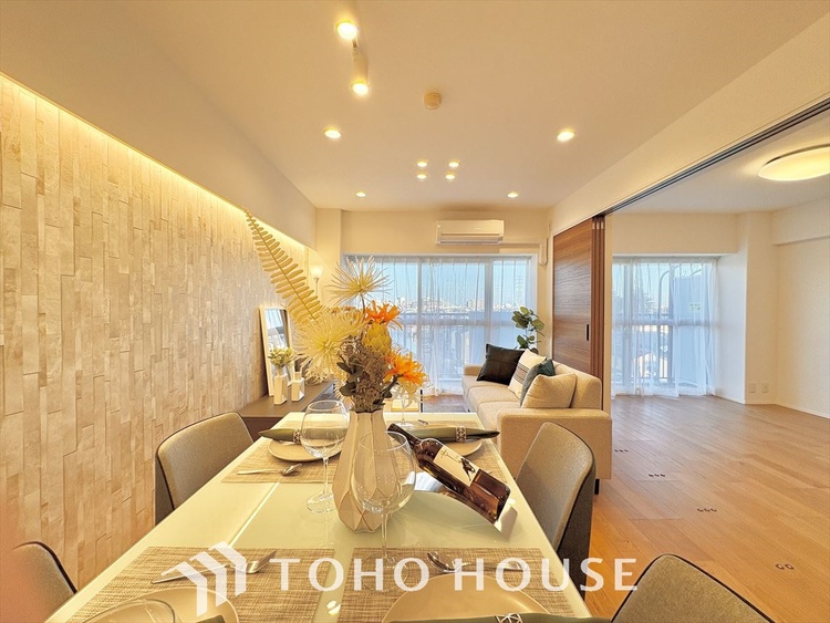 内装 洗練されたデザインと大きな広がりを持つリビングは、安心感と気品に満ちたひとときを叶える住まいの象徴です。