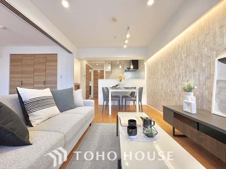 内装 明るく大きなリビングは、家族の安心と快適を育む空間。のびやかな広さが毎日の暮らしをより豊かに彩ります。