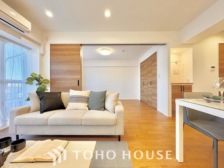 内装 大きく開放的なリビングは、家族が自然と集まり、安心して過ごせる憩いの場所。ゆとりある空間が暮らしに心地よさを届けます。