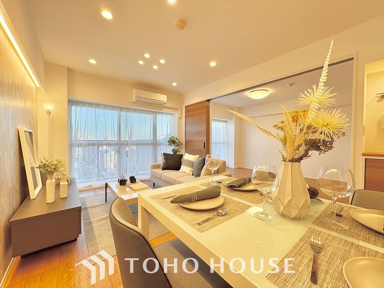 内装 大きくゆとりのあるリビングは、安心感と開放感を兼ね備えた住まいの中心。家族みんなが心から寛げる時間をお届けします。