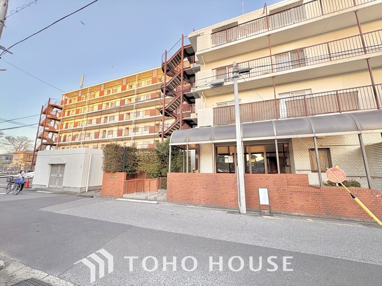 外観 ほんの少しのこだわり。ちょっとした色使いがその家がもつ雰囲気、趣（おもむき）を携え、暮らす家族や訪ねてくる友人・知人に新鮮な香りを運んできます。