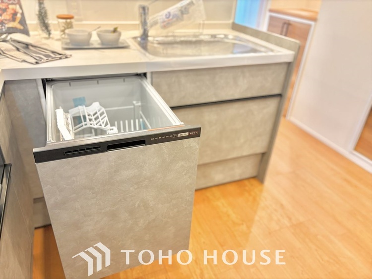 キッチン 無駄を削ぎ落としたミニマルなデザインが、空間に静謐な美しさをもたらします。研ぎ澄まされた感性を満たす場所です。