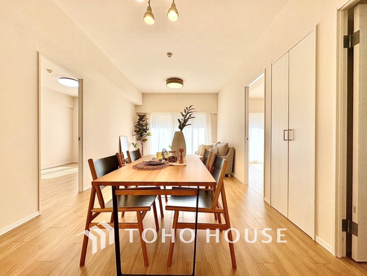 内装 太陽の光をスマートにリビングへ。時によって変化をもたらす採光。朝は目覚め、昼は安らぎ、そして夕時は温もりを。