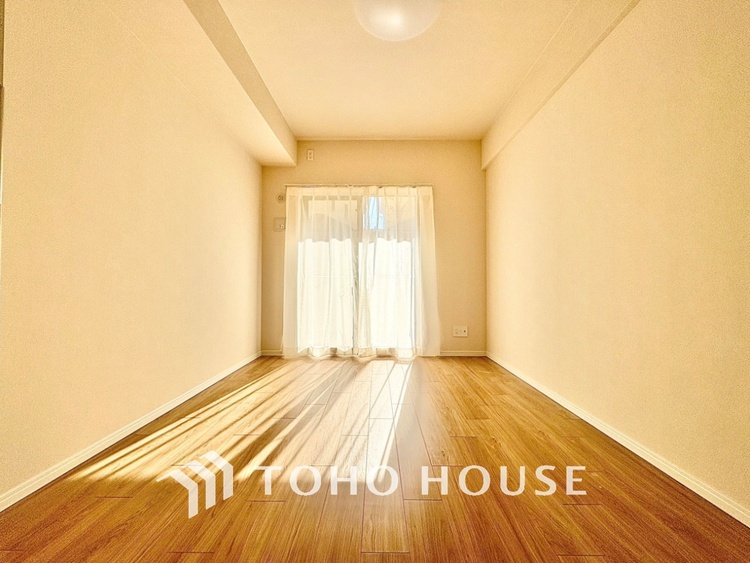 内装 光に包まれるように設計された空間。太陽の光が爽やかな目覚めを誘う。きっと今日も素敵な1日に。