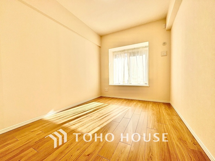 内装 プライベートルームでは静かに時を過ごしたい。読書をして、物思いにふける。光りに満たされた安らぎの空間。