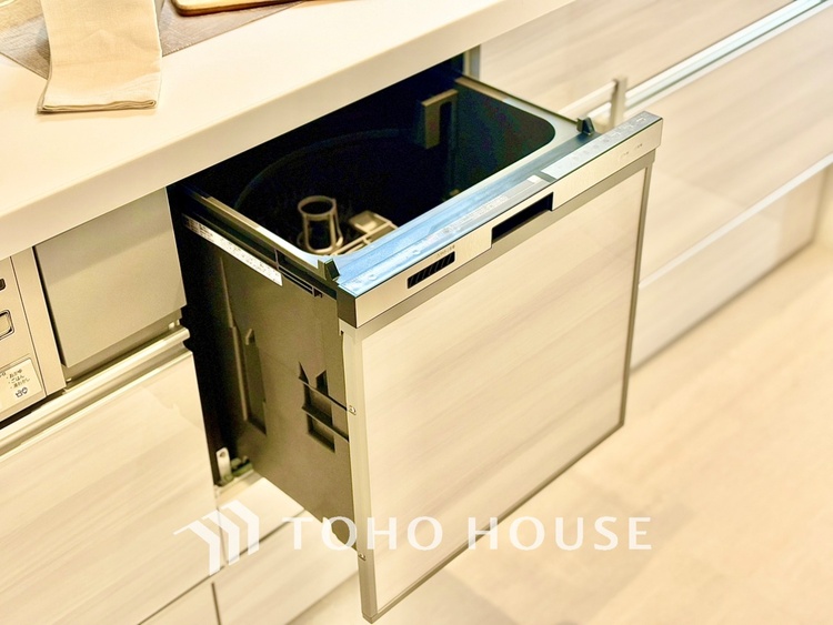 キッチン 家事の最も強い味方の一つ・・ビルトイン型の食器洗浄乾燥機。手洗いでは落ちない汚れも高温・高圧ですっきり。大幅な時短になるのが嬉しい。