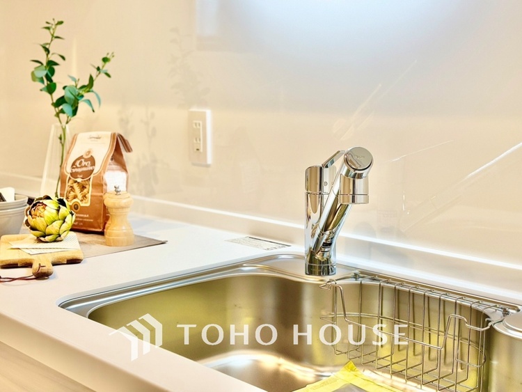 キッチン 浄水器内蔵・可動式のシャワーヘッド。水はねや大きな洗い物も計算したシンク。システムキッチンは家事をずっと楽にしてくれる。