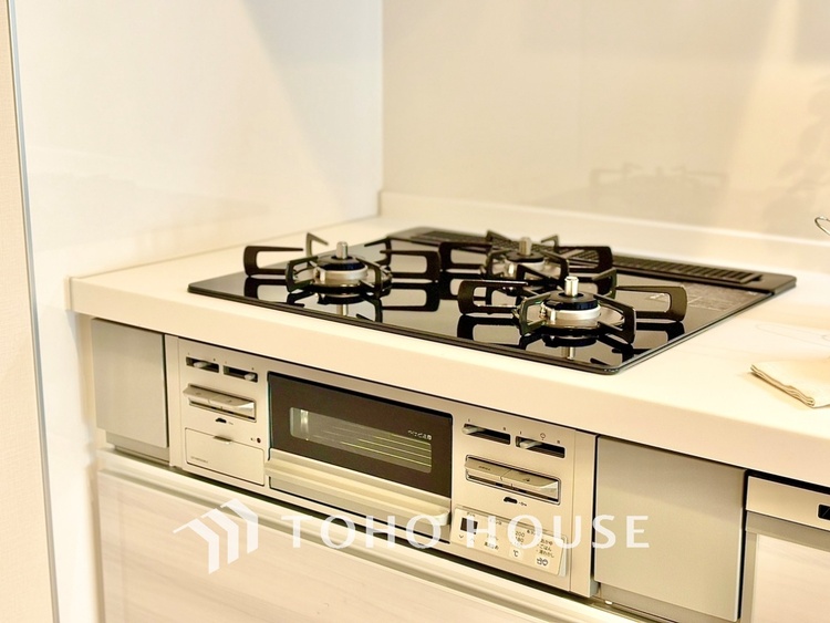 キッチン 可能な限り余計なものを省いた3口コンロ。美しさと機能性を兼ね備えたスタイルはきっと何年もあなたの味方です。