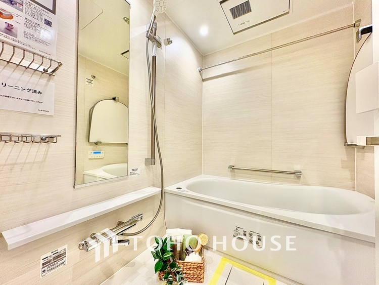 風呂 光に照らし出されたバスルーム。適度な湿度と静かに揺れる眼前の水面。広い浴槽にゆっくりと身を沈め深く瞑想をすれば、明日への新たな活力が膨らんでくる。