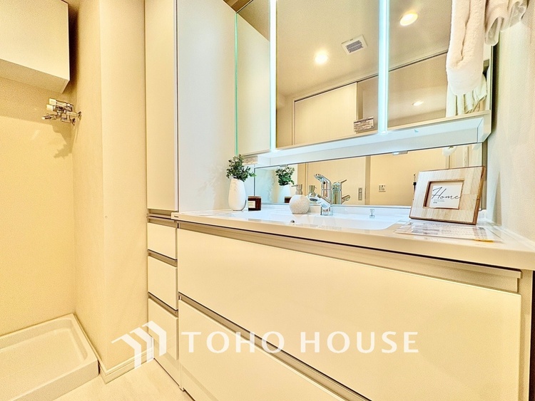洗面 【Wash basin】十分な大きさの洗面台は収納力大。身だしなみチェックや歯磨きなど、朝の慌ただしい時間でも余裕とゆとりを感じられる。