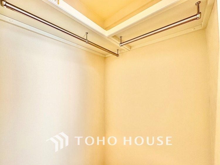 収納 壁一面の収納は、すっきりとした空間をもたらす。清潔感のあるスペースは「ただいま」の瞬間からくつろぎのスイッチを入れる。