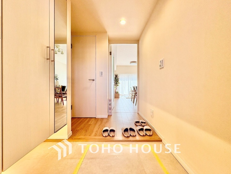 玄関 真っ直ぐに行く。新たな生活へ。これから歩むその一足がまた新たな道となる。