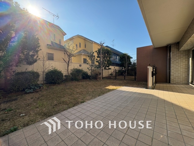 バルコニー ここからは空が遠くまで見える。紺碧、曇天、茜色。心もともに映り変わる。東京にもあったんだ。こんな景色が・・・。