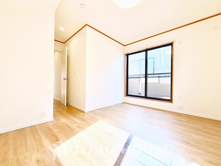 内装 プライベートな時間を大切にできる、落ち着いた洋室。収納も充実し快適な暮らしを実現します。