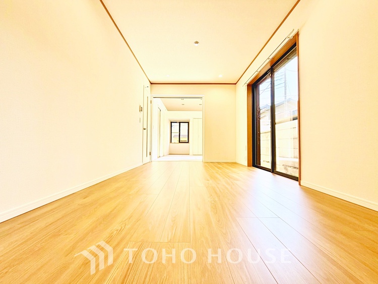 内装 太陽光をたくさん感じながら、明るく豊かな暮らしを約束する住まい。四季の移ろいを感じながら、我が子の成長を見守る。そんな家がここに。