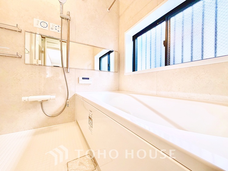 風呂 適度な湿度と静かに揺れる眼前の水面。広い浴槽にゆっくりと浸かる幸せ。