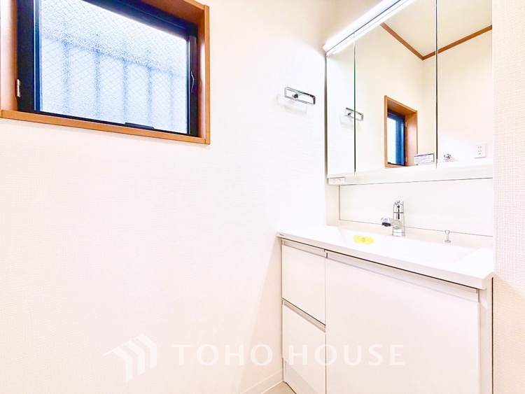 洗面 【Wash basin】十分な大きさの洗面台は収納もさる事ながら、身だしなみチェックや歯磨きなど、朝の慌ただしい時間でもホテルライクなスペースで余裕とゆとりを感じて頂けます。