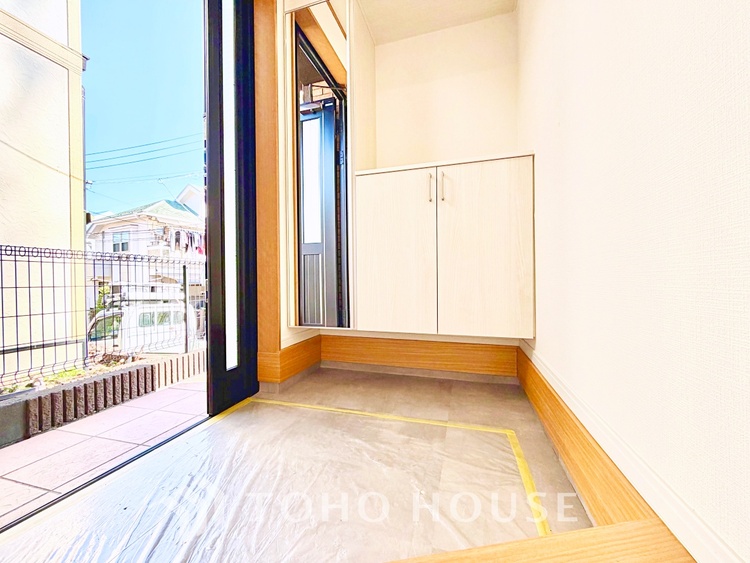 玄関 真っ直ぐに行く。新たな生活へ。これから歩むその一足がまた新たな道となる。