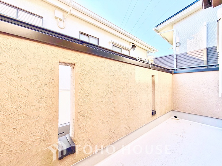 バルコニー 見上げれば高い空。手を伸ばせば吸い込まれそうな突き抜ける空間。