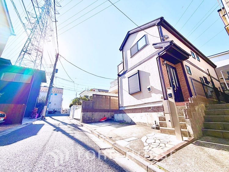 駐車場 休日には愛車をメンテナンス。