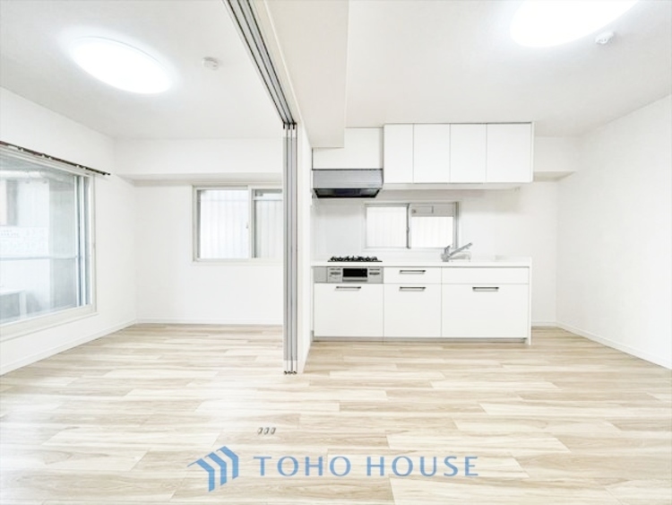 内装 ◆居心地のいい暮らし◆には欠かせない眩い採光。ゆったりとした幅の窓からこの空間に降り注ぐ採光が絶えない。明るいリビングこそ居心地のいい暮らしが待っているのだと思う。