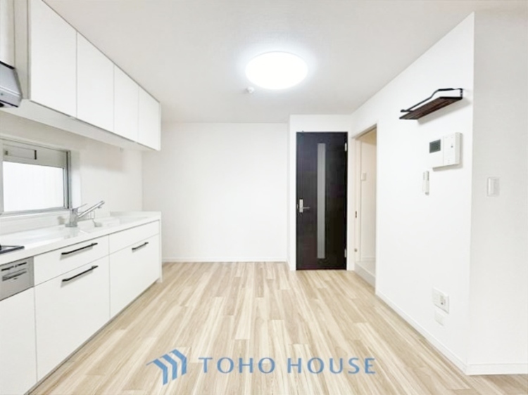 内装 ◆木漏れ日◆の様な採光が優しく足元を照らし、心地いい暮らしの道しるべを写し出す。この空間で過ごす家族との語らいの時間がとても素敵で幸せを感じるかもしれない。