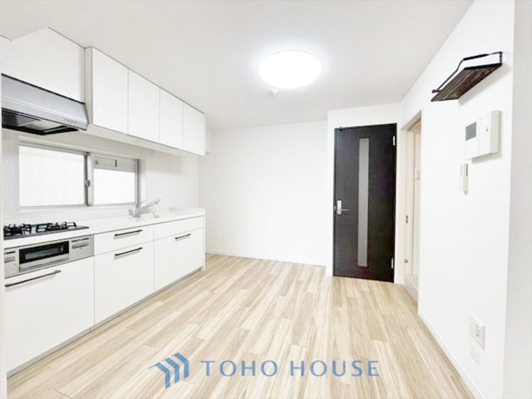 内装 ◆結ばれた◆玄関ドアを開けるとリビングから聞こえる小走りの足音。靴を脱ぎかけ目の前に立つ君の瞳と交差する。君は微笑みその刹那に心奪われる。佇む僕と君の間に赤い糸が結ばれた。