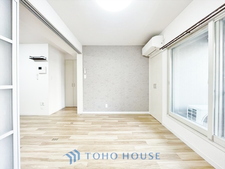 内装 ◆今宵の食卓◆ダウンライトに反射するグラスを眺めながらワインを注ぐ。トクトクと心地いい音をさせながら、フランスの古城を思わせる薫りがたちこめ、とても幸せな時を過ごせる。