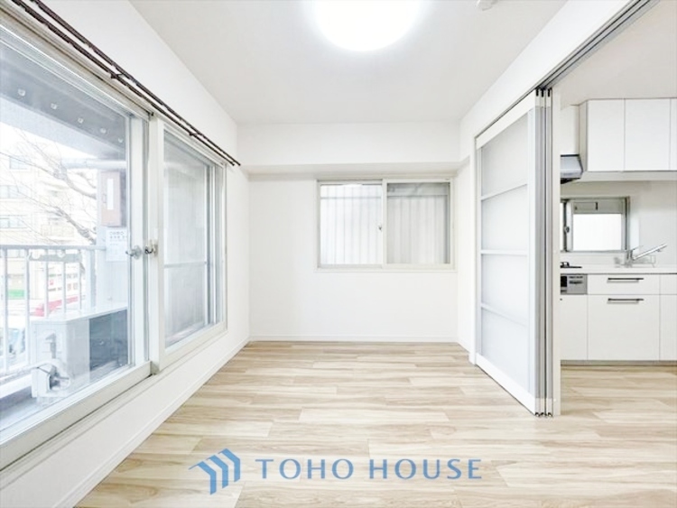 内装 ◆窓を開けると◆冷涼な風、そよぐリビング。だんらんの場所はここから始まり、ここで終わる。家族の笑顔が集う素敵な場所だから、こだわり抜いた思いが詰まっているのだと思う。