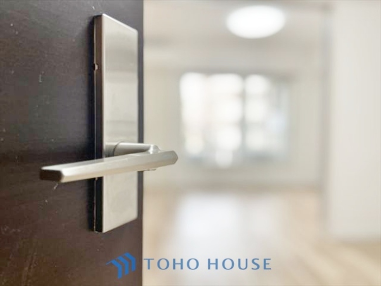 内装 ◆海の向こうへ沈む夕日◆オレンジ色の光は大人になった今の僕にはわかる。1日の終わりを伝えに来たわけではなく、また明日が来る方へ導いてくれた事を。