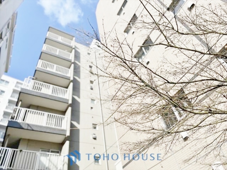 外観 ◆水面に映る◆紅葉を纏った山々を眺め、美しさのあまり感嘆のため息を漏らした事は無いだろうか。いつしか忘れかけていた自然の美しさと力強さを思い出させてくれる、そんな景色がここにもある。