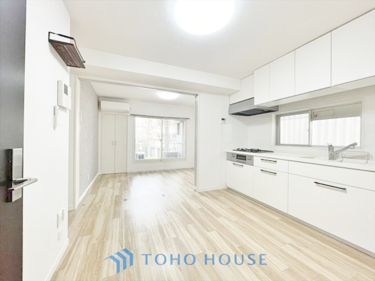 キッチン ◆今宵の食卓◆ダウンライトに反射するグラスを眺めながらワインを注ぐ。トクトクと心地いい音をさせながら、フランスの古城を思わせる薫りがたちこめ、とても幸せな時を過ごせる。