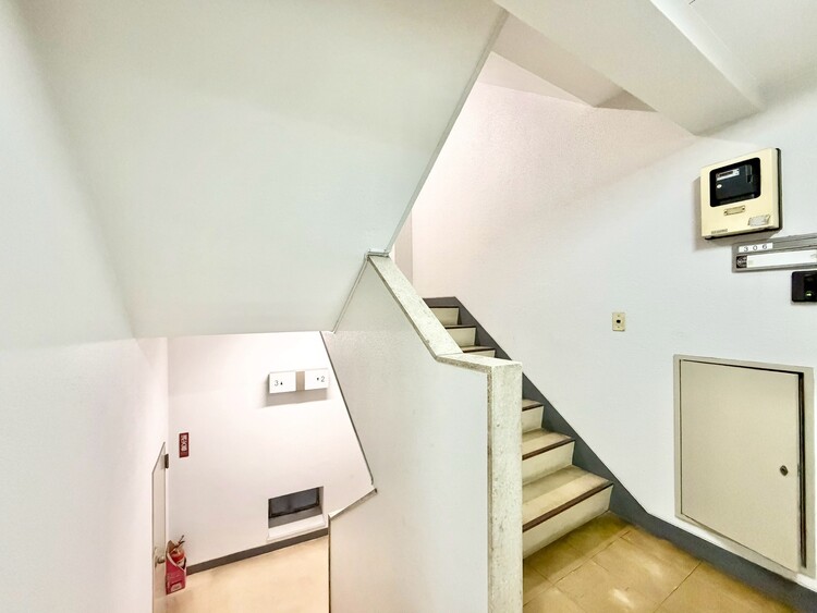設備 共用部の階段です。明るく清潔に管理されています。
