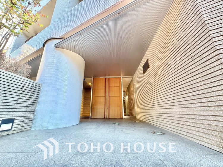 エントランス 【ENTRANCE】◆家族◆家で家族と過ごす時間は限られている。帰りを待つ家族の元へと急ぐときの弾む思い。そんな思いを引き立てる邸宅。