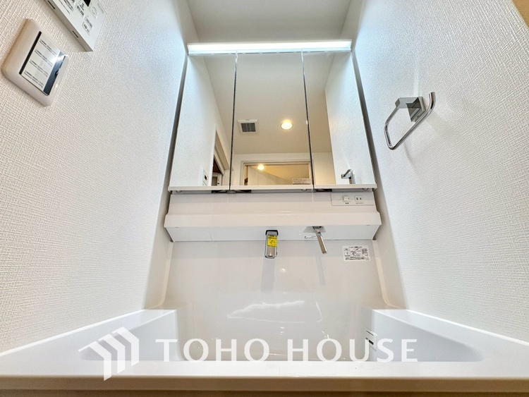 洗面 【WASHROOM】◆快適◆煌びやかな暮らしの中にも忘れたくない快適さ。大きな収納が助けてくれます。