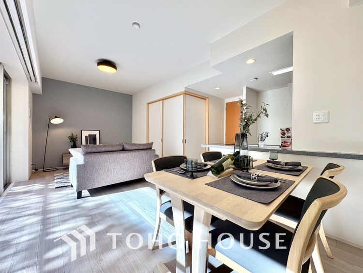 内装 【LIVING】◆陽光◆が差し込む。この開放的なLDKに家族の笑顔が集う。家族が一緒に過ごす空間は明るく、そして居心地よく。