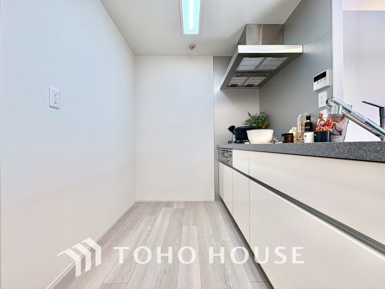 キッチン 【KITCHEN】◆ワクワク◆開放的で機能性も高いシステムキッチン。お子様は毎日のご飯にワクワク！