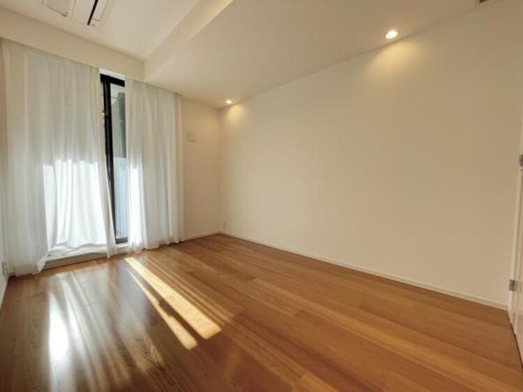 内装 窓からたっぷりと陽光が注がれる明るい空間。時を忘れて過ごす場所として過ごせるお部屋にクローゼットをご用意。快適なプライベート空間となっています。