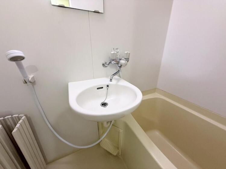 その他 清潔感を感じられる洗面化粧台。