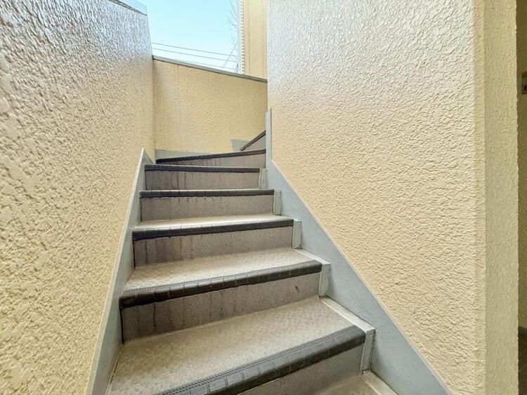 その他 共用部の階段です。明るく清潔に管理されています。