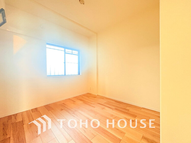 内装 採光もある洋室は、くつろぎのひと時を過ごすのにぴったり