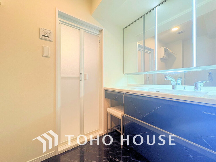 洗面 白を基調とした清潔感のある洗面室で朝の身支度を