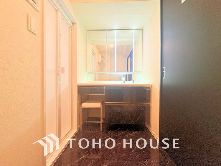 洗面 落ち着きのある色合いでまとめられた洗面室