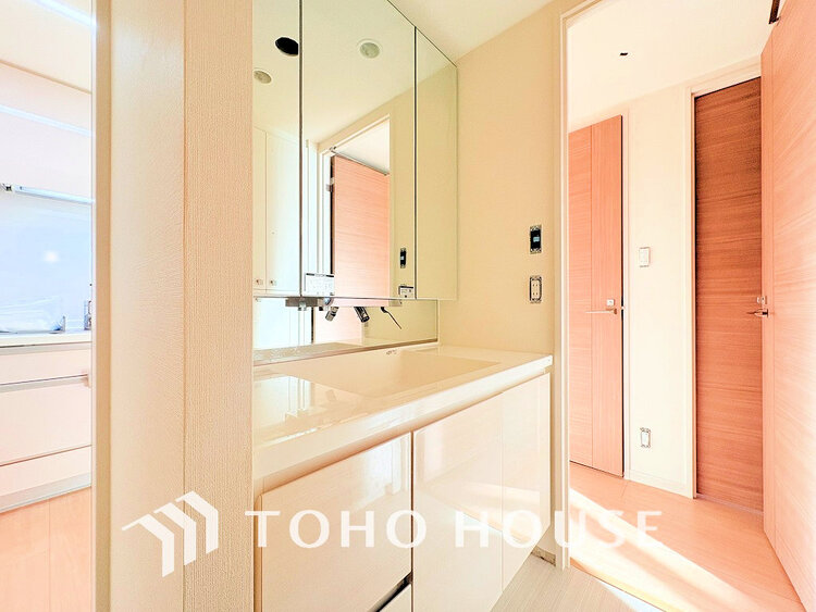 洗面 白を基調とした清潔感のある洗面室で朝の身支度を