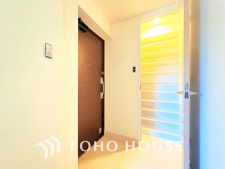 玄関 落ち着いた雰囲気の玄関、家族の帰りを暖かく迎えてくれます