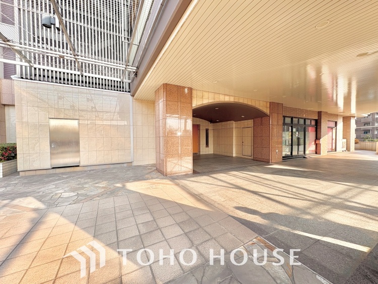 エントランス ほんの少しのこだわり。ちょっとした色使いがその家がもつ雰囲気、趣（おもむき）を携え、暮らす家族や訪ねてくる友人・知人に新鮮な香りを運んできます。