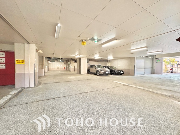 駐車場 ほんの少しのこだわり。ちょっとした色使いがその家がもつ雰囲気、趣（おもむき）を携え、暮らす家族や訪ねてくる友人・知人に新鮮な香りを運んできます。