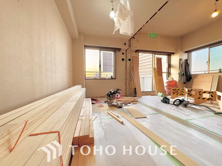 内装 【改装中】叶えたかったのは落ち着きのあるナチュラルな風合い、そして開放感があるリビング。優雅な気分に浸れる幸せな時間を家族が自然と集まりたくなるこの空間で。